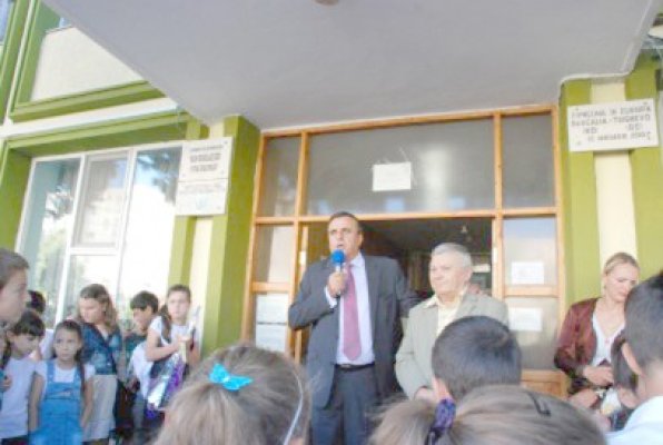 Iorguş a intrat în campanie: a mers în şcoli şi a promis că va atrage fonduri